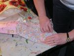 Hannelore macht eine kleine Schult�te als Geschenk.16.03.08