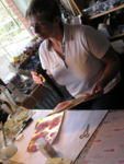 Hannelore bastelt ein Bild mit Serviette und Creapop-Folie mit Beleuchtung.16.03.08
