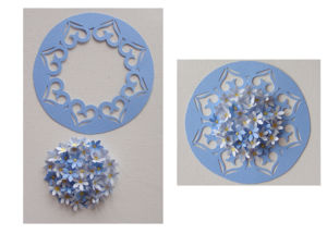 Hellblauer Kranz mit Blumen

